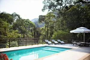 Linda casa colonial em meio a natureza - Correas