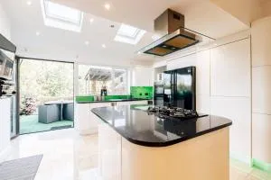 Luxury Unique Townhouse with Hottub & Pizza Oven - Adlington