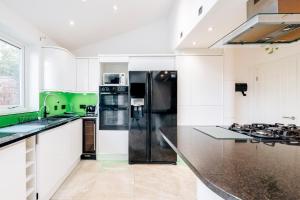 Luxury Unique Townhouse with Hottub & Pizza Oven