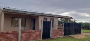 Casa con piscina en Gobernador Roca