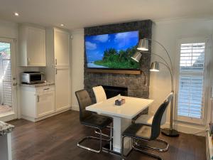 Lux White Rock Pool House Waterfront Resortlike