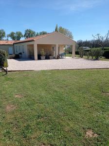 Maisons de vacances Maison 3 etoiles avec piscine et jacuzzi exterieur pres de Sarlat : photos des chambres