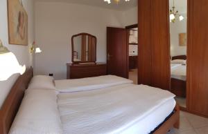 Casa Palanca 2 balcony lake view By Garda Domus Mea