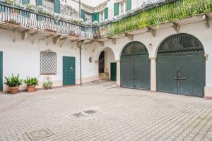 San Vitale Elegant Flat