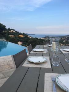 Maisons de vacances new! Villa vue mer panoramique proche plages Saint-Tropez calme parking facile piscine privee individuelle : photos des chambres