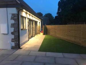 Beautiful cosy rural retreat with parking!