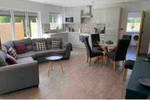 Beautiful cosy rural retreat with parking!