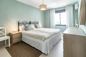 Amazing 2-Bedroom Retreat in Nueva Andalucia, Steps from Centro Plaza