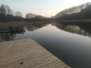 Dom nad jeziorem z własną linią brzegową łódką i pomostem