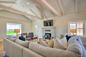 Modern Ranch House with Fire Pit and Valley Views