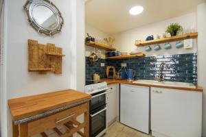 Mermaid Cottage - Wood Burner- by Brighton Holiday Lets