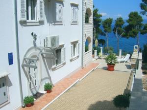 Apartments Villa La Riva - Seafront accommodation