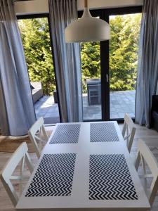 DĘBKI DOMKI SASANKOWE