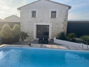 Jolie maison en pierres avec piscine et parking