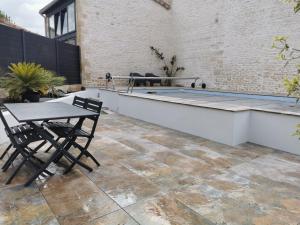 Jolie maison en pierres avec piscine et parking