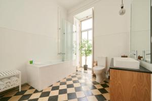 Sunny Pink Street Historical Apt, By TimeCooler