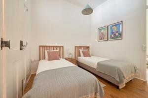 Sunny Pink Street Historical Apt, By TimeCooler