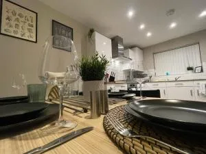 New Stylish House - Sleeps 7 - Free Parking - Contractors Welcome - Wifi - Sandwell