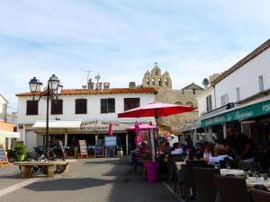 Maisons de vacances Country house with private terrace, Beaucaire : photos des chambres