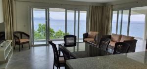 Noor Villa - Luxury 3 Bed, 2 Bath Apartment with Stunning Panoramic Sea View, Private Beach