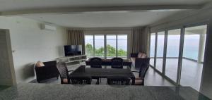 Noor Villa - Luxury 3 Bed, 2 Bath Apartment with Stunning Panoramic Sea View, Private Beach