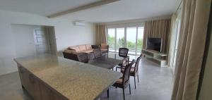 Noor Villa - Luxury 3 Bed, 2 Bath Apartment with Stunning Panoramic Sea View, Private Beach