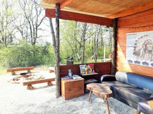 Sejours a la campagne Grand tipis confortable, authentique chalets en rondins et belle maison Perigourdine avec piscine et vue Lascaux en Perigord : photos des chambres