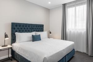 One-Bedroom Luxury King Suite room in Meriton Suites Coward Street Mascot