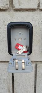 GATED AND VERY SECURED WHITE HOUSE 6 MINS FROM THE BEACH