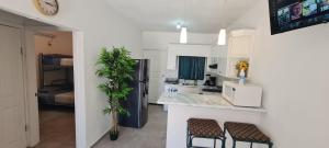 GATED AND VERY SECURED WHITE HOUSE 6 MINS FROM THE BEACH