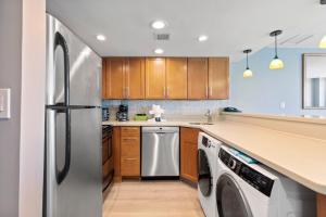 Hosteeva 17th Floor Palms Resort Penthouse Oceanfront w Balcony