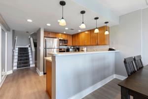 Hosteeva 17th Floor Palms Resort Penthouse Oceanfront w Balcony