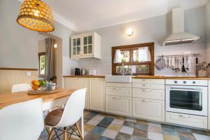 Casa Azul Stylish beach house for 4 adults and 1 child in Cala Llombards