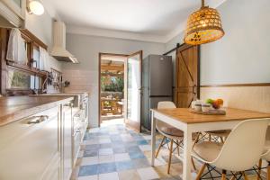 Casa Azul Stylish beach house for 4 adults and 1 child in Cala Llombards