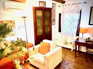 -- La Maisonette -- Casa Vacanze -- Nel centro storico a 30 mt dal Parco Aymerich, Museo Menhir, Casa di SantIgnazio - Holiday Home with Kitchen