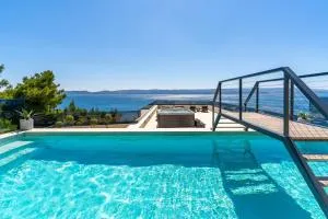 Seaview Villa BLUE LAGOON with private pool, jacuzzi, media room, 6 bedrooms, beach 70m - Podgrađe
