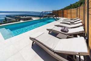 Seaview Villa BLUE LAGOON with private pool, jacuzzi, media room, 6 bedrooms, beach 70m