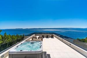 Seaview Villa BLUE LAGOON with private pool, jacuzzi, media room, 6 bedrooms, beach 70m