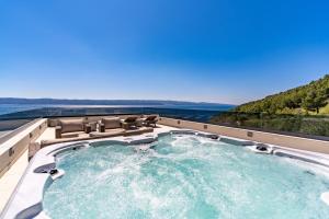 Seaview Villa BLUE LAGOON with private pool, jacuzzi, media room, 6 bedrooms, beach 70m