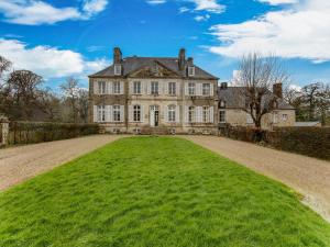 Maisons de vacances Pretty Holiday Home in Golleville with Private Garden : photos des chambres