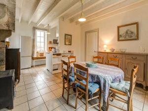 Maisons de vacances Pretty Holiday Home in Golleville with Private Garden : photos des chambres