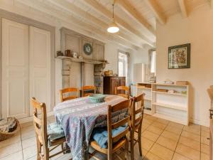 Maisons de vacances Pretty Holiday Home in Golleville with Private Garden : photos des chambres