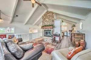 Unique and Modern Alto Home with Private Hot Tub! - Bonito