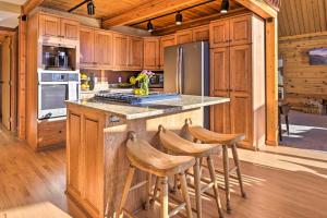 Lodge with Indoor Pool, Along Devils Lake Park