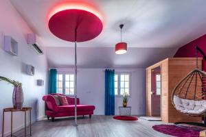 Appartements Suite L'echappee - Maison romantique - SPA & Sauna Privatif- Pole Dance - Lit rond avec miroir au plafond : photos des chambres
