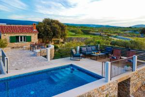 Heritage Holiday House Lori with pool