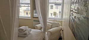 Flat 12 Sebastian Court - 2 beds with a four poster