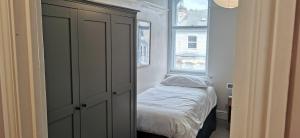 Flat 12 Sebastian Court - 2 beds with a four poster