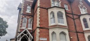 Flat 12 Sebastian Court - 2 beds with a four poster