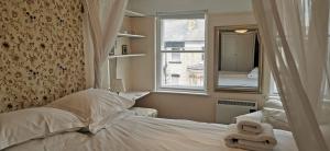 Flat 12 Sebastian Court - 2 beds with a four poster